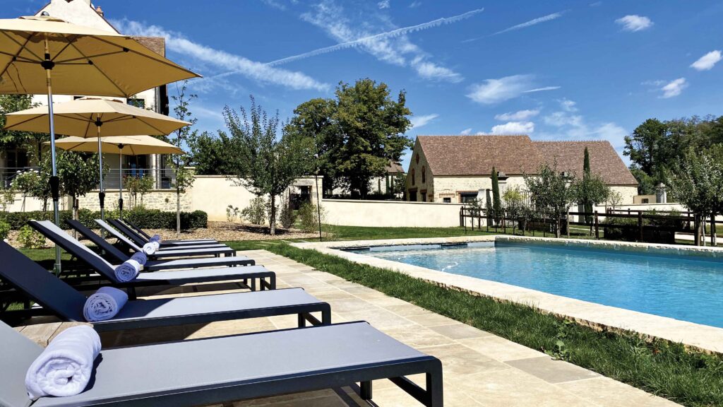 Parmi les nombreuses activités proposées, la piscine chauffée accueille ses hôtes dès l’arrivée des beaux jours.
