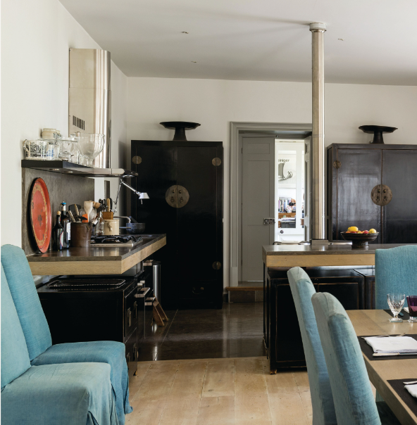 Le couple a imaginé une grande pièce ouverte réunissant la cuisine, la salle à manger et un petit coin salon afin de créer une ambiance plus conviviale et chaleureuse.