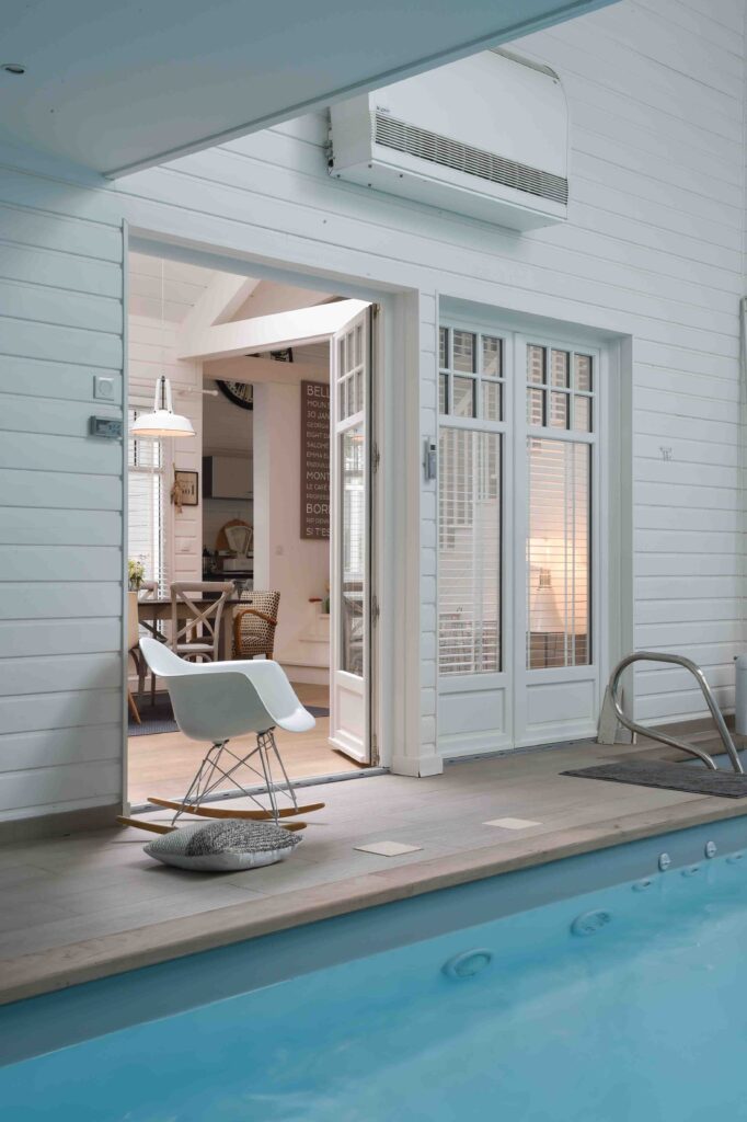 La piscine intérieure donne sur la family room et les portes s’ouvrent d’un espace de vie à un autre: une vraie maison de famille !