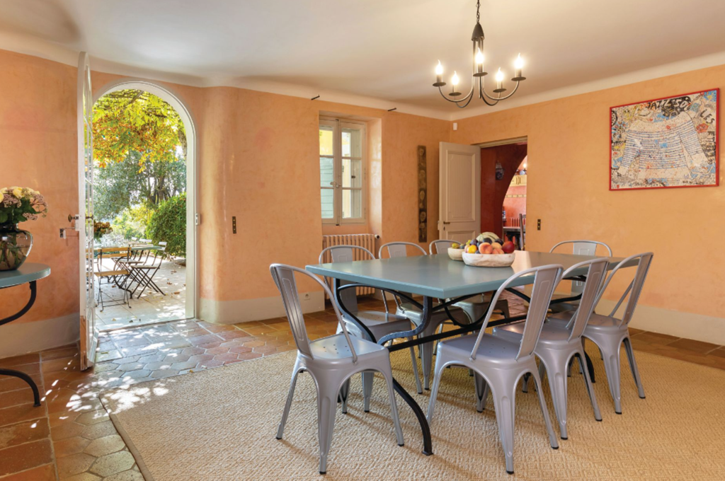 La grande cuisine se dévoile sous des airs d’auberge provençale avec son joli tadelakt ocre et sa grande verrière.