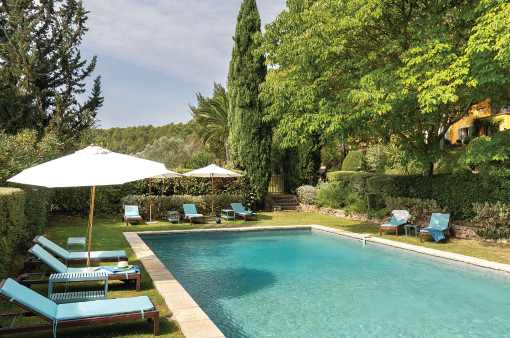 La grande piscine est entourée de chaises longues, de parasols et d’un Jacuzzi, de quoi se relaxer au soleil.