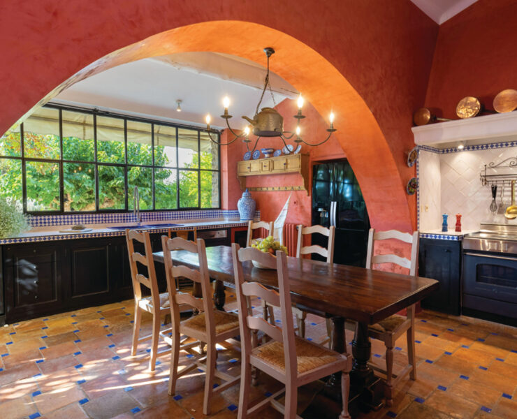 La salle à manger a été décorée dans un esprit un peu plus moderne avec ces jolies chaises Tolix grises.