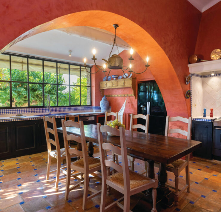La salle à manger a été décorée dans un esprit un peu plus moderne avec ces jolies chaises Tolix grises.