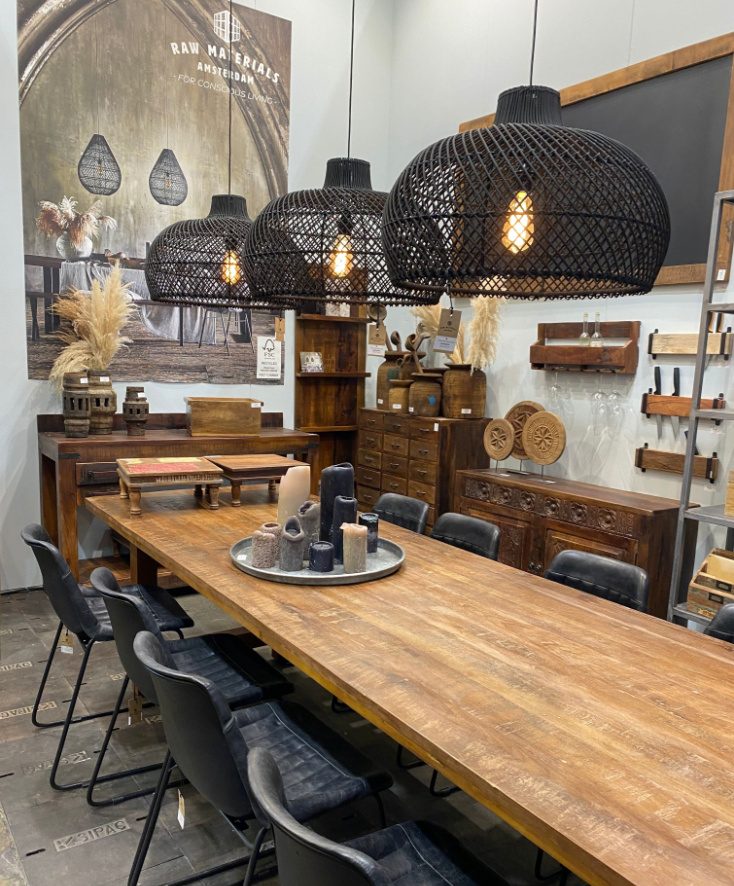Raw Materials, la marque iconique sortie tout droit d'Amsterdam, nous offre cette année une ambiance chic en bois, rotin et cuir. On aime particulièrement les lampes de leur collection phare Maze.