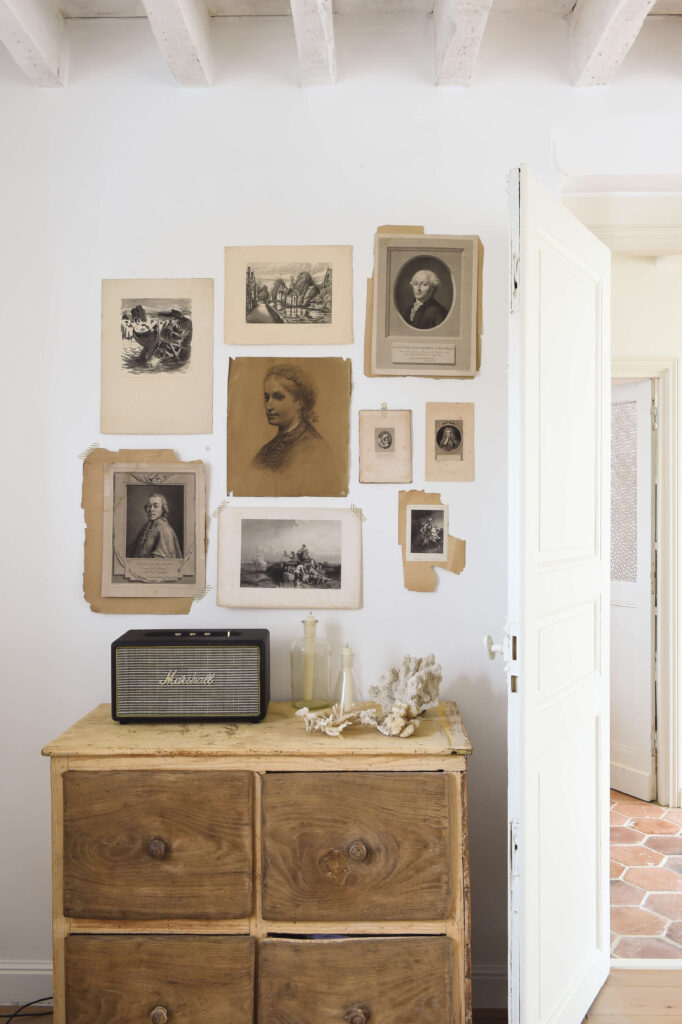 Au-dessus du petit meuble à tiroirs (Chez Nous Campagne), Stéphanie a disposé des gravures anciennes non encadrées. C’est son petit cabinet de curiosités.