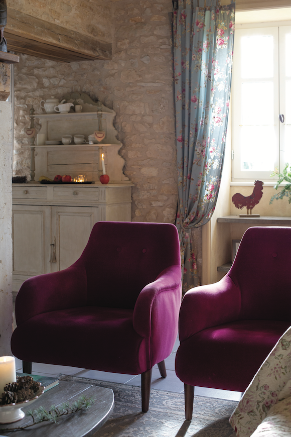 Les jolis fauteuils en velours couleur prune apportent une touche de couleur et un esprit cosy au salon.