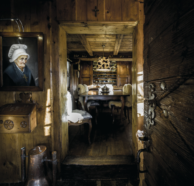 La salle à manger est décorée dans un esprit traditionnel et chaleureux où le bois est mis à l’honneur, avec des touches montagnardes loin des clichés.