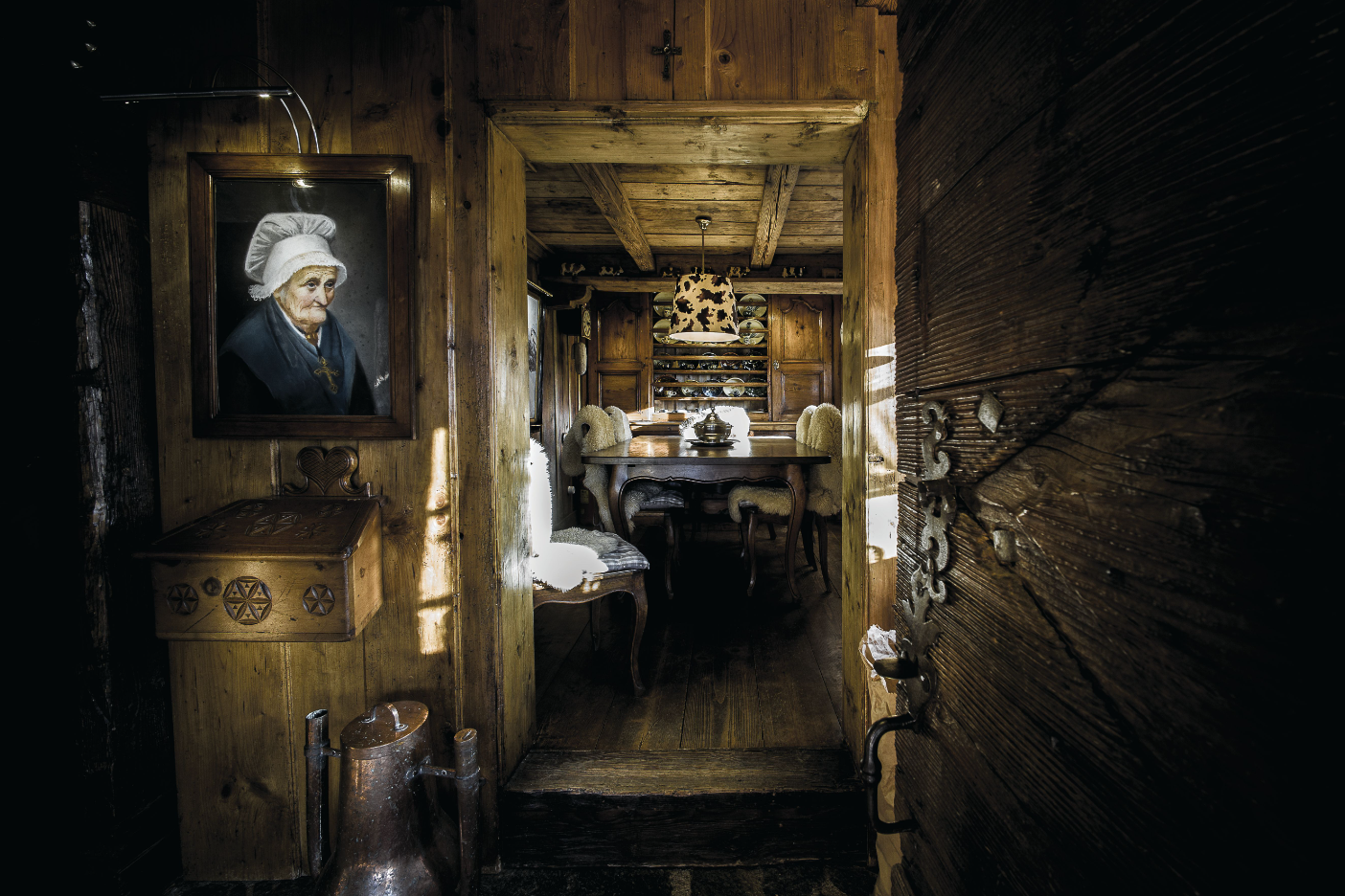 La salle à manger est décorée dans un esprit traditionnel et chaleureux où le bois est mis à l’honneur, avec des touches montagnardes loin des clichés.