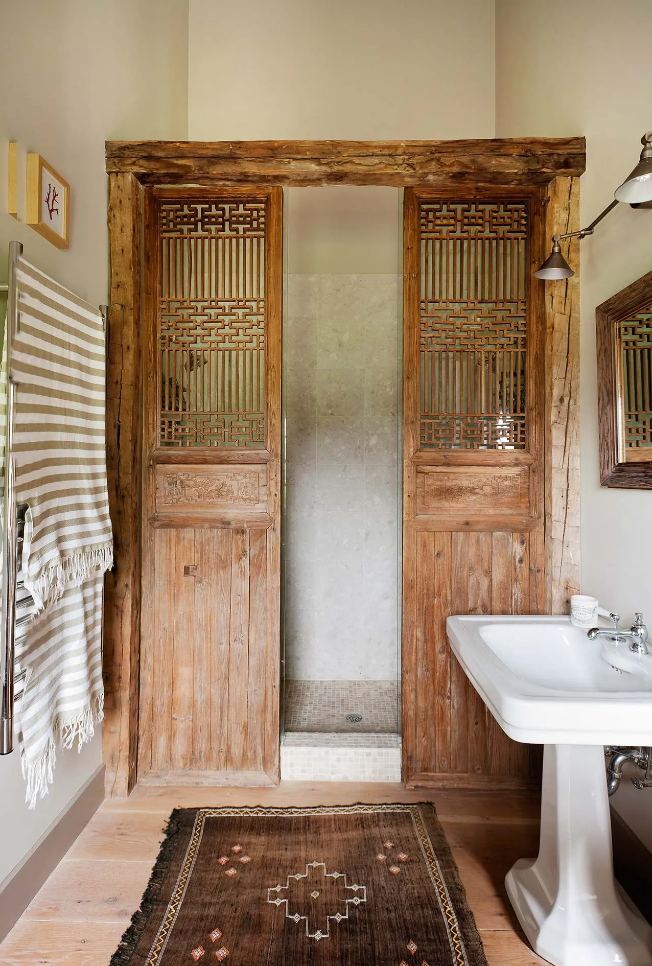 Une douche aux portes originales ! Via William Abrannowicz.