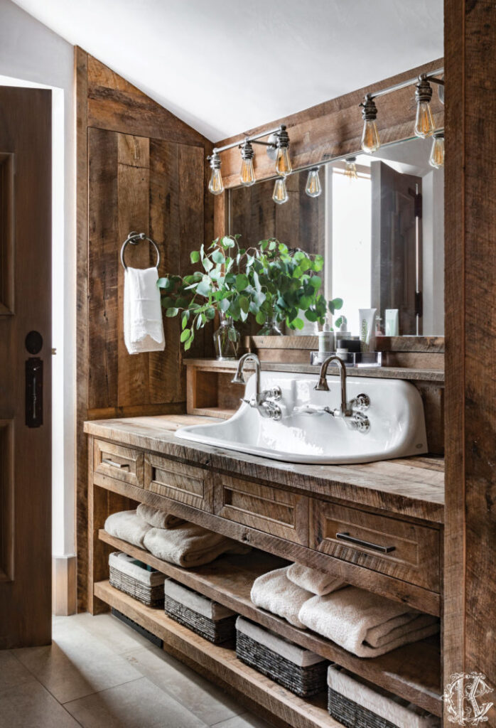 Une salle de bain en bois et avec de la belle verdure ! Via Pinterest.