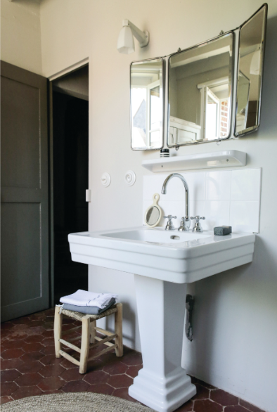 Une salle d’eau a été créée à l’emplacement d’une chambre. Ancien lavabo années 1930 chiné, miroir de barbier (L’Empreinte), applique chinée.