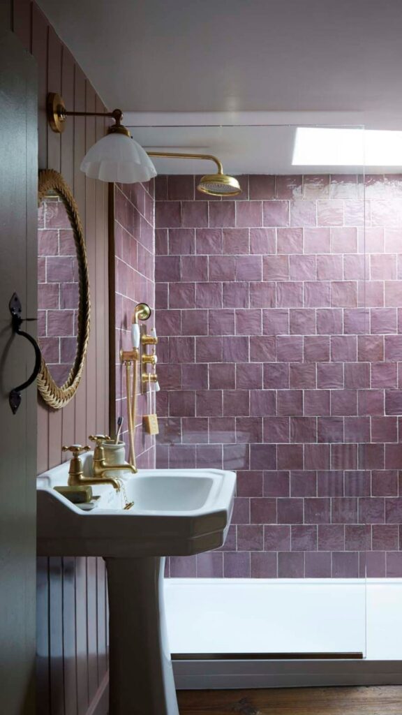 salle de bain avec couleurs pastel rose