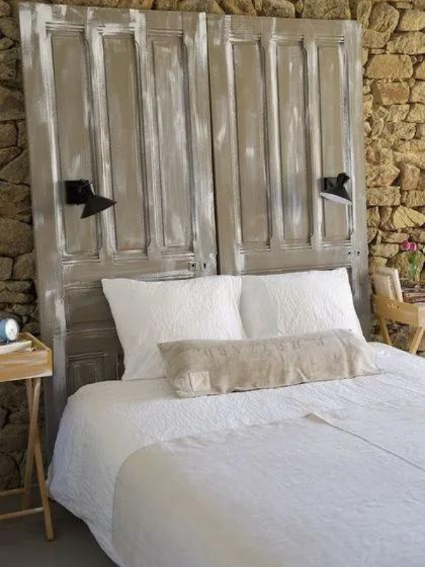 tête de lit avec une ancienne porte en bois