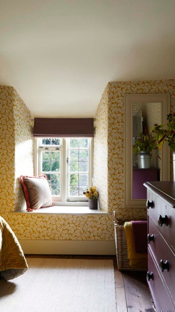 chambre avec mur tapissé jaune