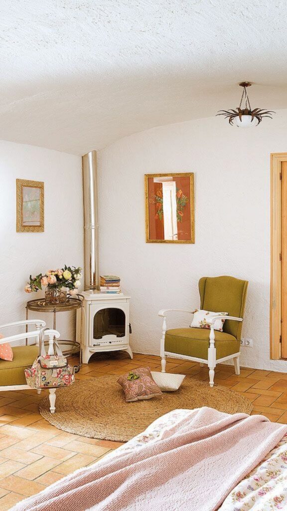 chambre avec poele à bois et deux fauteuil beiges