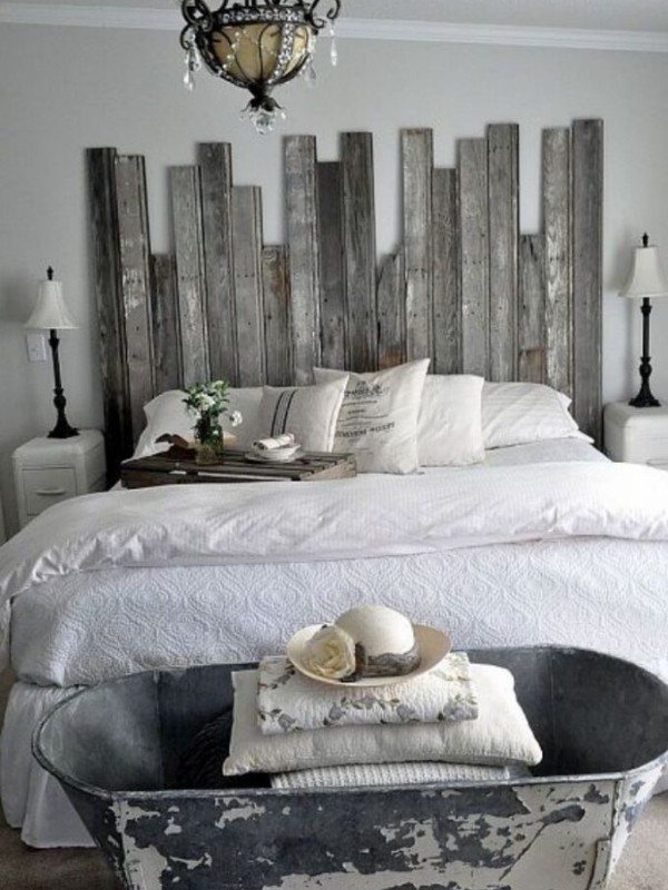 tête de lit avec des palettes en bois
