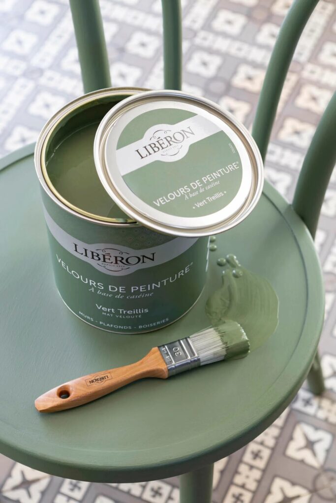 tabouret avec un pot de peinture vert