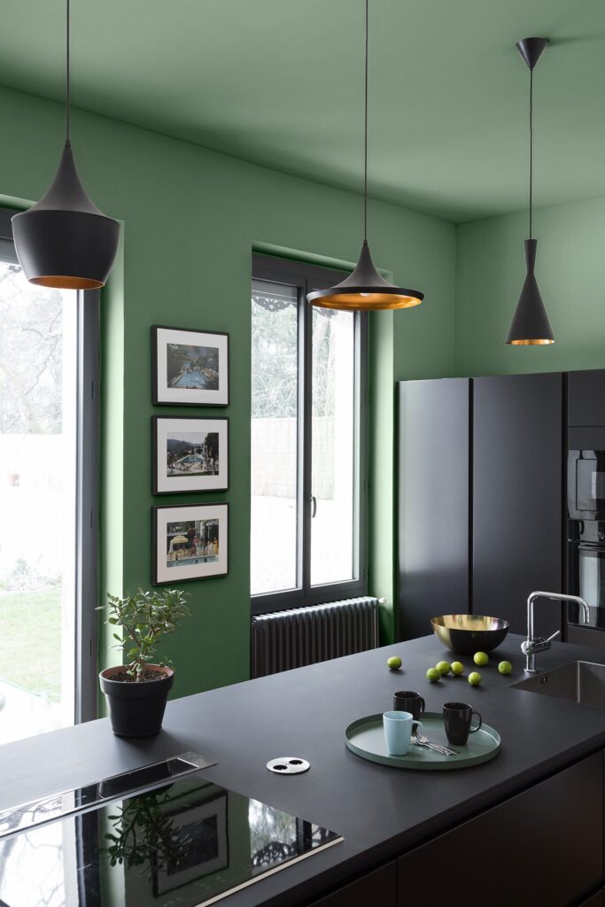 salle à manger avec murs peint en vert