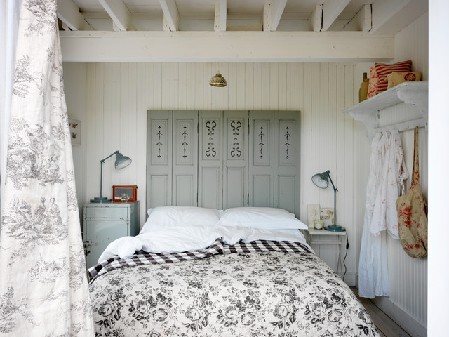 tête de lit avec une ancienne porte en bois peint en bleur