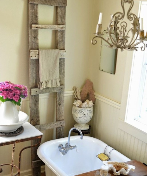 salle de bain au style campagne chic avec echelle en bois