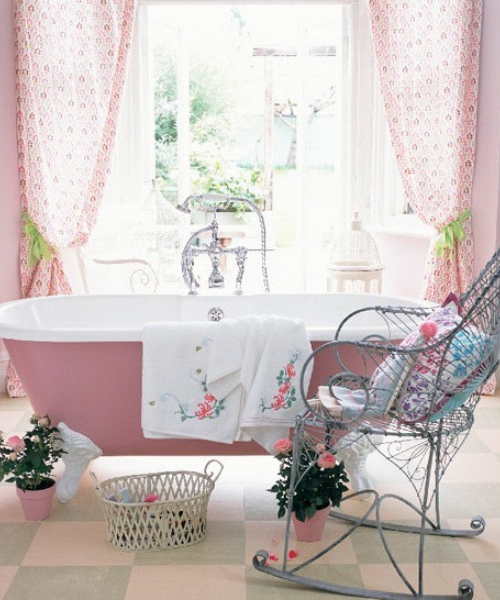 salle de bain rose avec baignoire sur pied