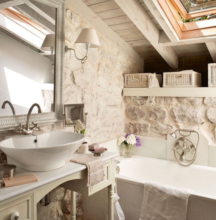 salle bain avec murs en pierre