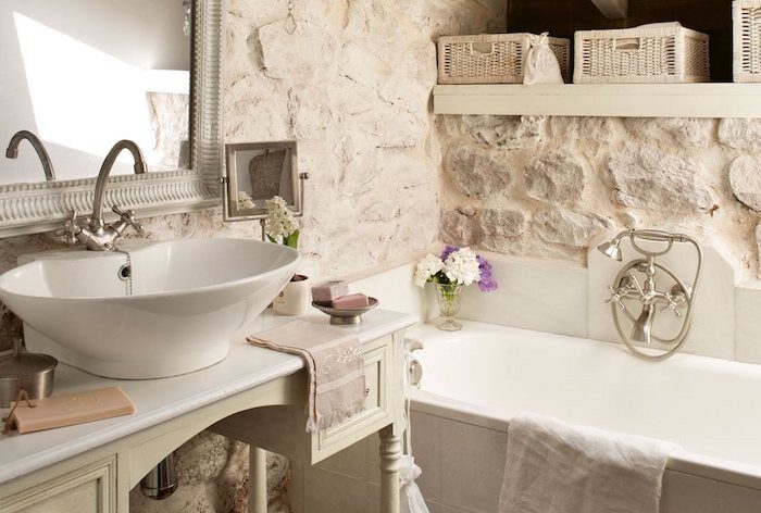 salle bain avec murs en pierre