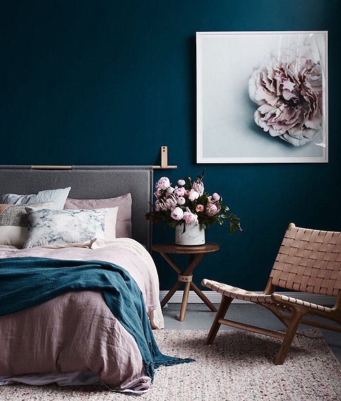 chambre avec lit et et mur bleu pétrole