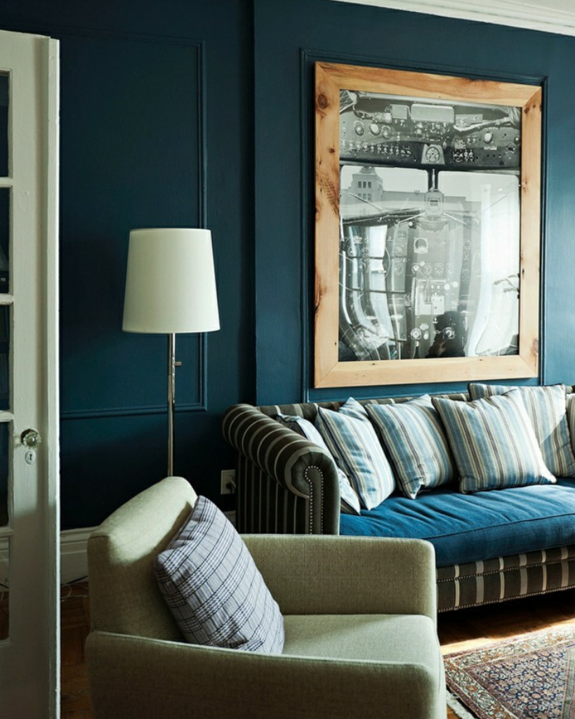 salon avec canapé et mur bleu pétrole