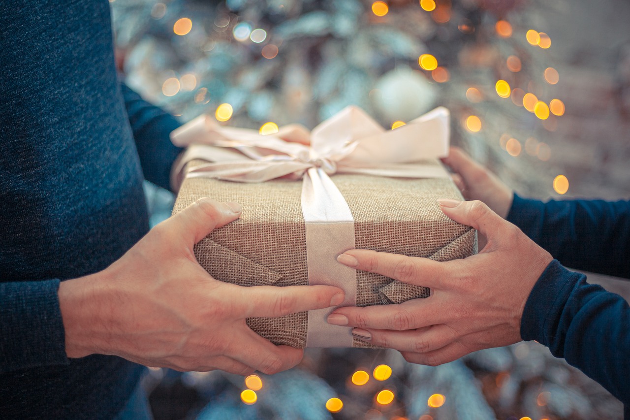 24 idées cadeaux Secret Santa pour Noël 2023 - ANATOLE