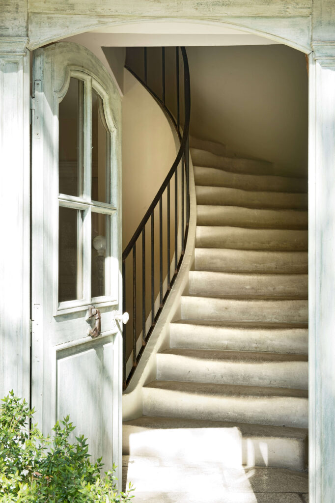 dans l’entrée, le magnifique escalier dessert les chambres situées à l’étage et une ancienne cheminée est surélevée d’un miroir.
