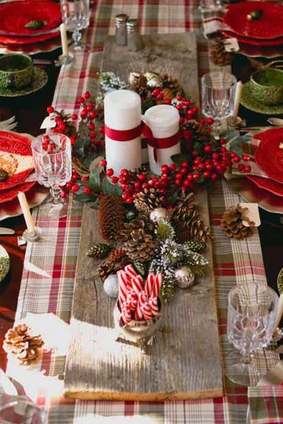 Chemin de table de Noël champêtre en tartan rouge et passementerie